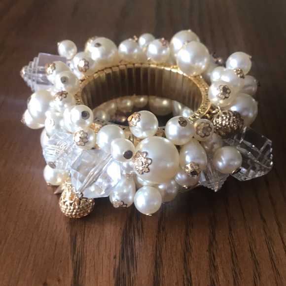 Pearl and gold charm statement bracelet - Picture 3 of 3